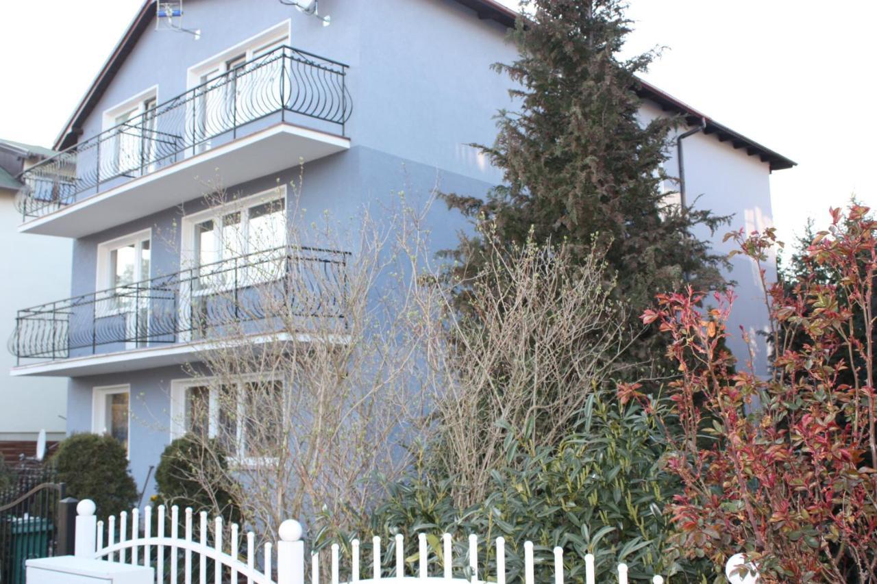 Ugeni, Apartment *